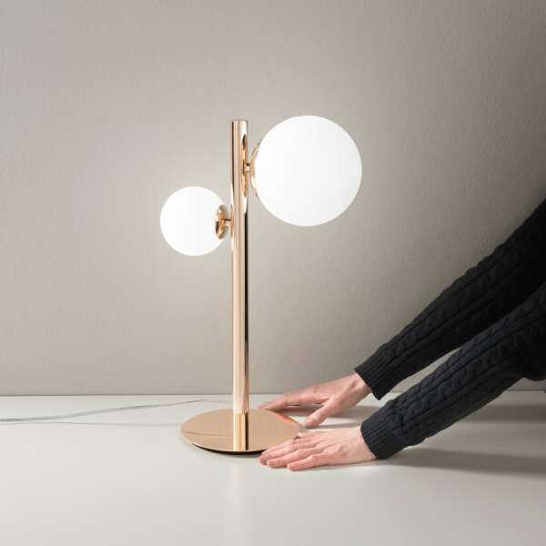 Lampe de table hera en métal doré avec deux diffuseurs en verre blanc – Image 2